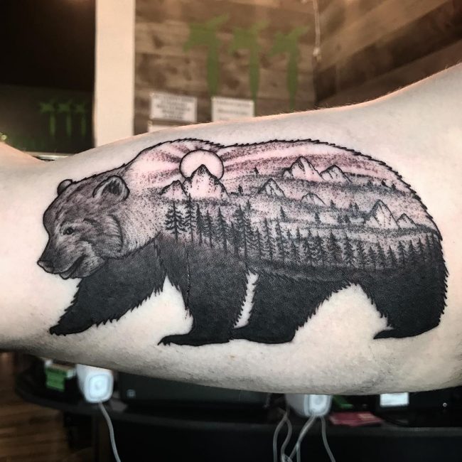 тату медведь на руке