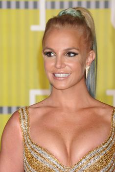 Шикарная грудь Бритни Спирс в сексуальном наряде на MTV Video Music Awards, 2015